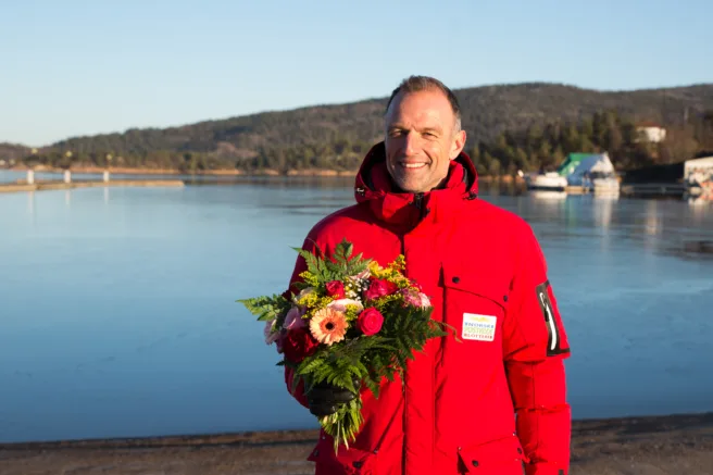 Tom Stiansen med blomster