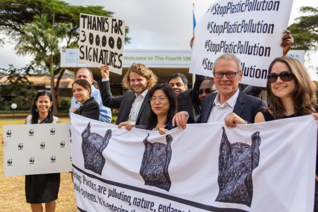 WWFs delegasjon til UNEA 4 i Nairobi, med Eirik Lindebjerg. Ute, banners og posters.