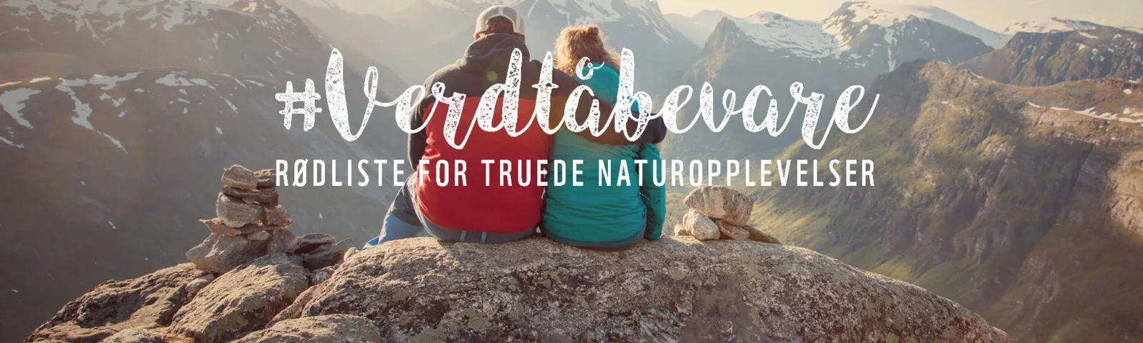 Tekst på bildet: #Verdtåbevare: Rødliste for truede naturopplevelser. Beskrivelse av bildet: To mennesker sitter tett sammen på en fjelltopp. Den ene har rød jakke, den andre har grønn. De har ryggen mot kamera og skuer utover utsikten.