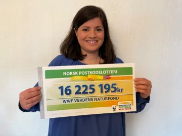 Karoline Andaur holder en sjekk fra Postkodelotteriet