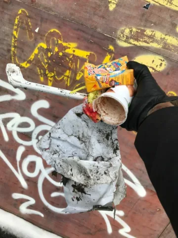 Hånd som holder plastsøppel