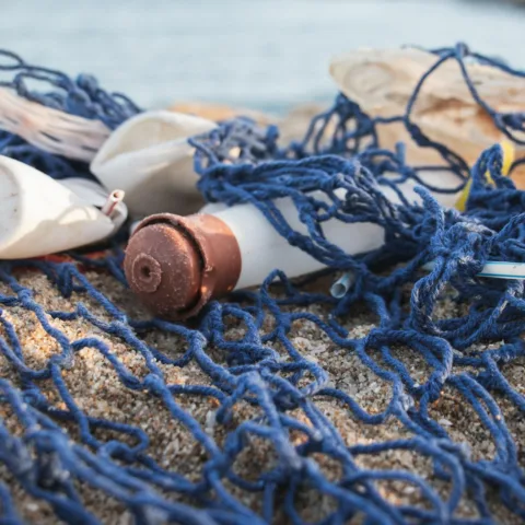 Bilde av plast på strand
