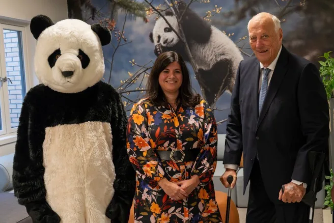 Kong Harald var på besøk hos WWF Verdens naturfond og fikk hilse på både generalsekretær Karoline Andaur og selveste Pandaen!