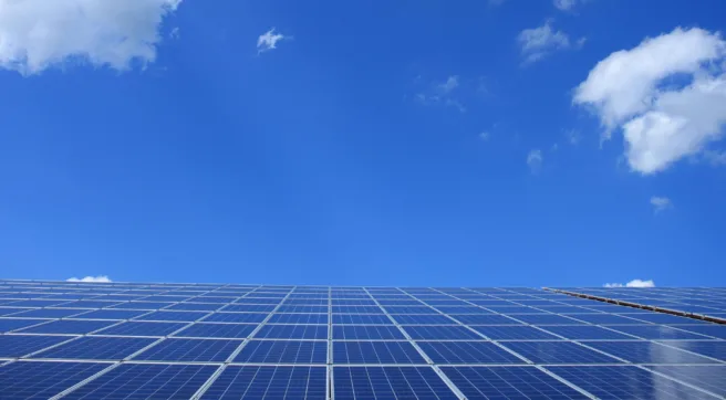 Solceller mot blå himmel