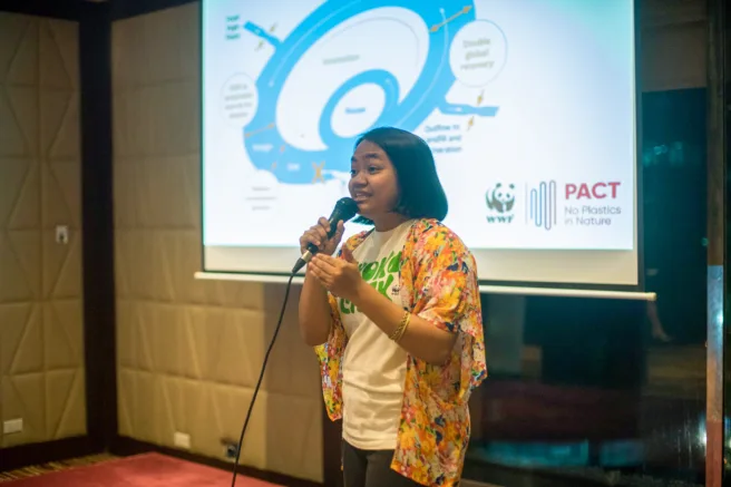 WWFs Czarina Constantino holder foredrag om prosjektet No Plastics in Nature.