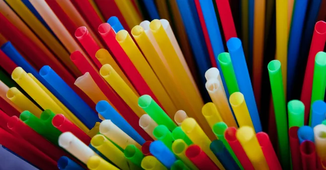 Fargerike plastsugerør.