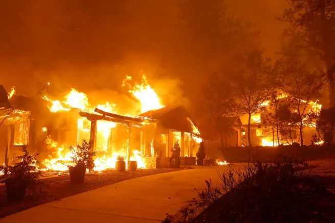 Hus brenner under en skogbrann i California.