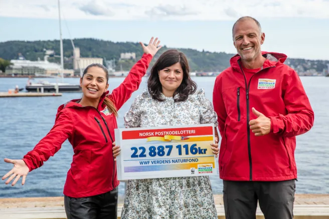Postkodelotteriets ambassadører Jorun Stiansen og Tom Stiansen sammen med WWFs generalsekretær Karoline Andaur under sjekkutdelingen på Tjuvholmen fredag 19. august.
