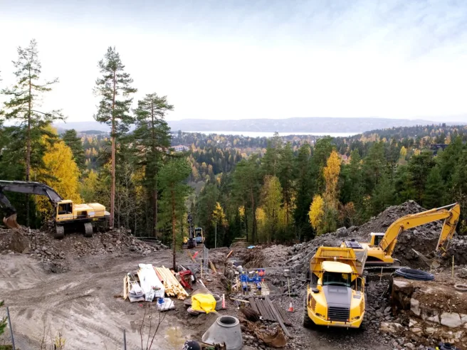 Gravmaskin i skog